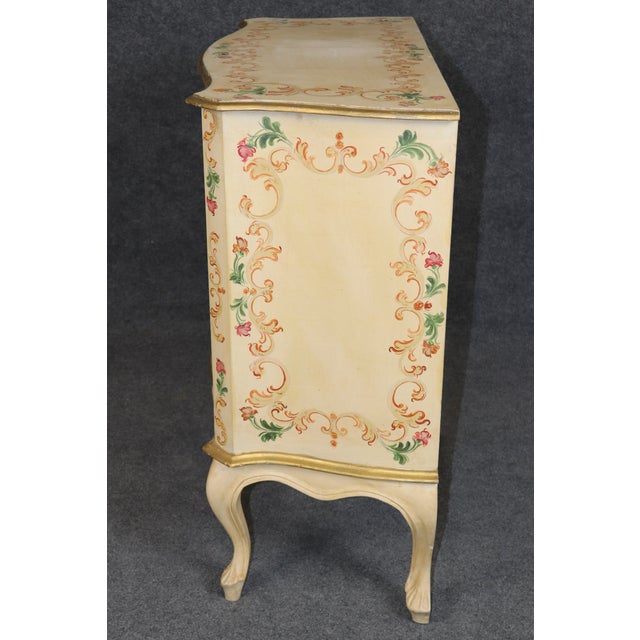 Vintage Italian Venetian Style Creme Painted Decorated and Gilt Commode C. 1950s For Sale - Image 9 of 14