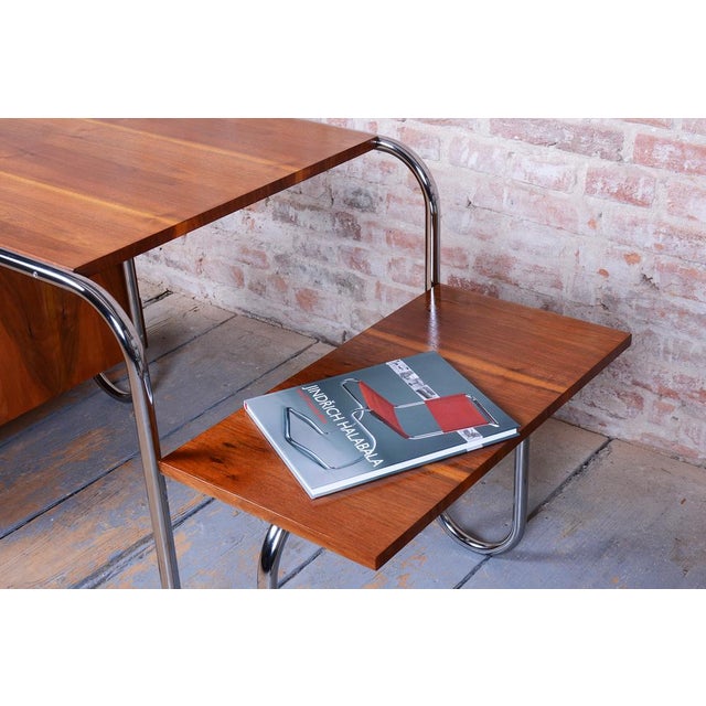 Czech Bauhaus Writing Desk in Walnut and Chrome attributed to Robert Slezak for Slezak Factories, 1940s For Sale - Image 4 of 18