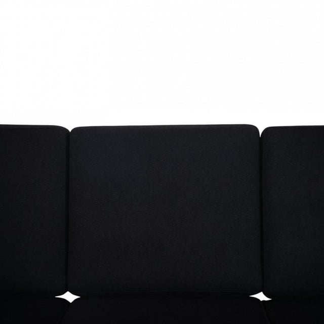 GE290 Three-Seater Sofa in Oak and Black Fabric by Hans Wegner, 2000s For Sale - Image 4 of 18