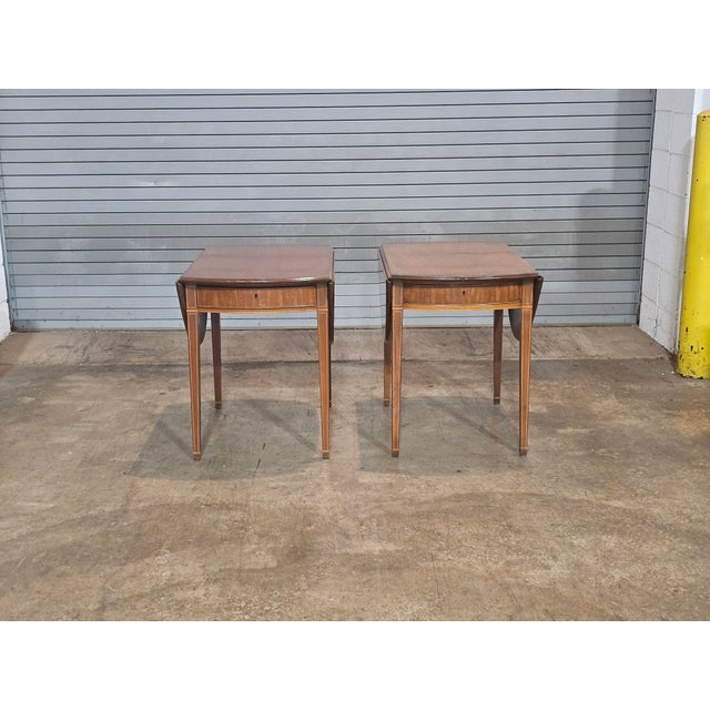 Hepplewhite 1980s Pair of Kittinger Williamsburg Mahogany Pembroke Table Drop Leaf Tables Cw 27 For Sale - Image 3 of 11