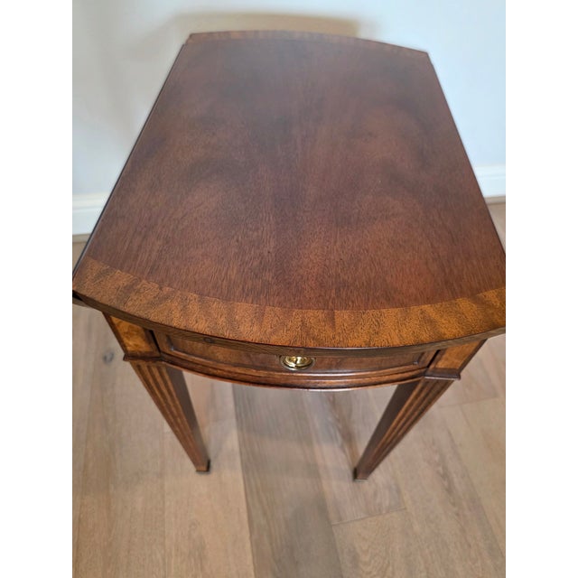 American Federal Style Cross-Banded Matched Mahogany Drop-Leaf Extending Occasional Table Signed Baker Furniture For Sale - Image 17 of 17