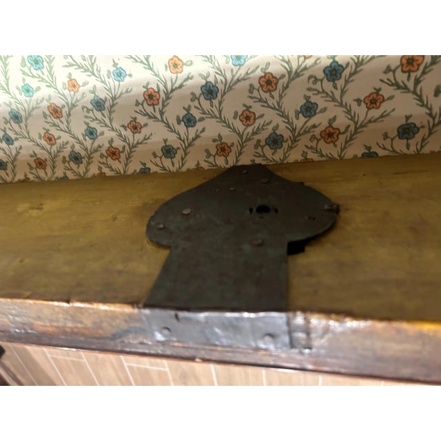 Brown Walnut Burl Chest of Drawers, Central Italy, 17th Century For Sale - Image 8 of 10