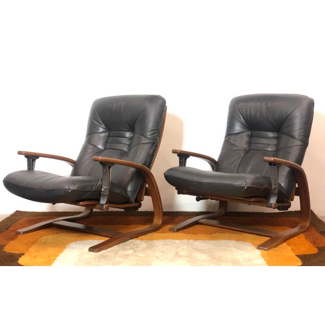 Gorgeous pair of exclusive westnofa armchairs from the 1970s. Curved wood frame, original black leather upholstery. The...