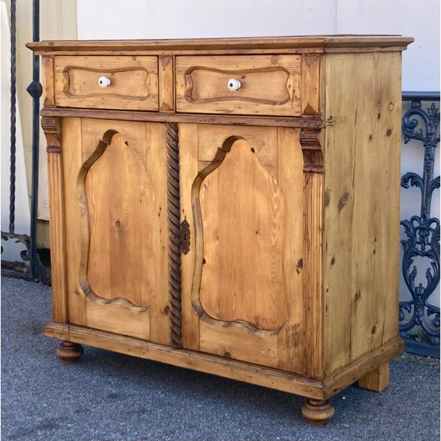 A bold ogee molding is pinned onto the top of the case of this splendid dresser base, to create a nicely formed step down...