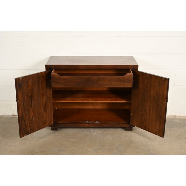 Henredon Mid-Century Hollywood Regency Campaign Oak and Brass Buffet Server or Bar Cabinet For Sale In South Bend - Image 6 of 17