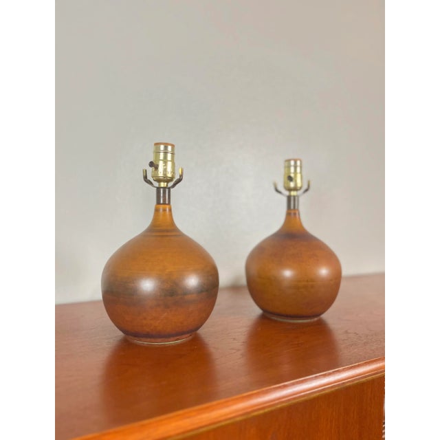 Mid-Century Modern Pair of Medium Brown Ceramic Bulb Table Lamps | by Lotte and Gunnar Bostlund For Sale - Image 3 of 11