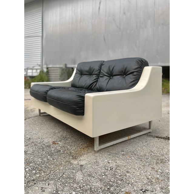 Mid Century Modern Sofa Set in Fiberglass With Black Tufted Cushions | Homecrest Style c.1960s For Sale In Tampa - Image 6 of 18