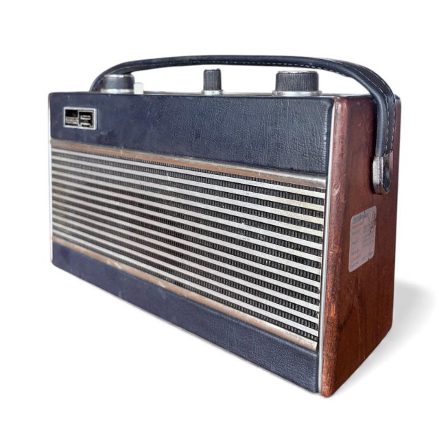 Vintage R500 Portable Transistor Radio in Wood Veneer from Roberts, 1960s For Sale - Image 9 of 9