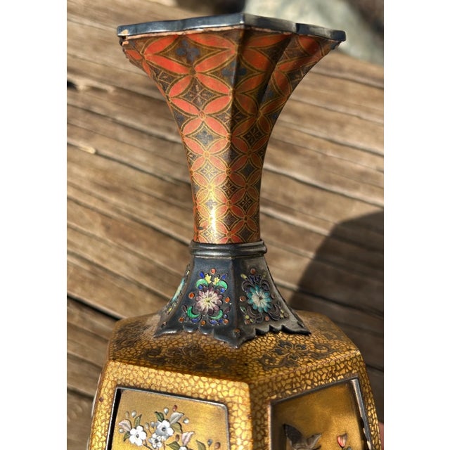 Japanese Exceptional Pair of Antique Japanese Meiji Period Shibayama Vases – Silver & Gold Lacquer, C. 1890 For Sale - Image 3 of 18