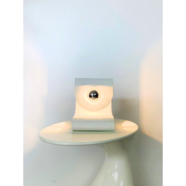 1970s Vintage Curved Sheet Metal Table Lamp by Reggiani, Italy, 1970s For Sale - Image 5 of 9