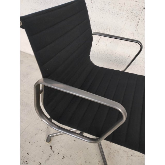 Set of EA108 Aluminium Chairs attributed to Charles and Ray Eames for ICF, 1960s For Sale - Image 15 of 17