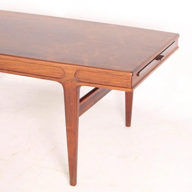 Rare large Danish rosewood extendable coffee table, circa 1960-1970. Excellent craftsmanship, beautiful wood, rare format....