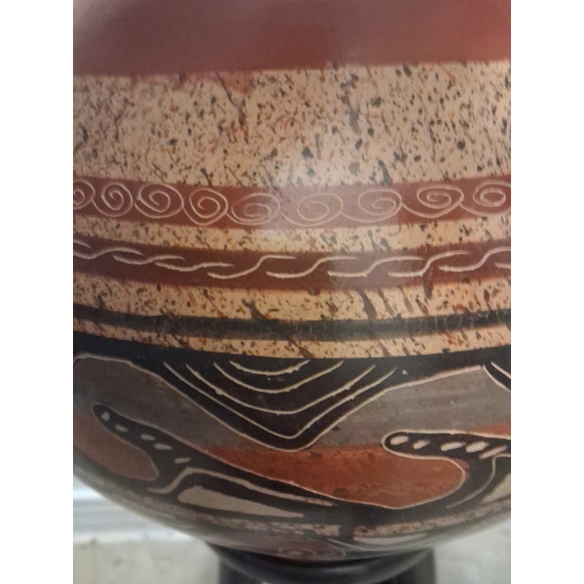 F-018 Signed 12" Mata Sgraffito Vessel -Ines Oliva- Geometric Lizard Motif. For Sale - Image 10 of 11