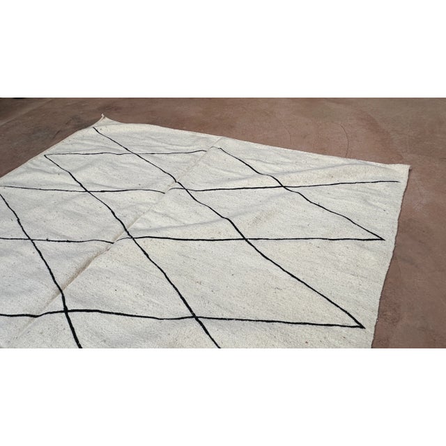 2020s Mid-Century Modern Moroccan White Flatwoven Kilim Rug - 9.8 X 6.63 Ft For Sale - Image 5 of 9