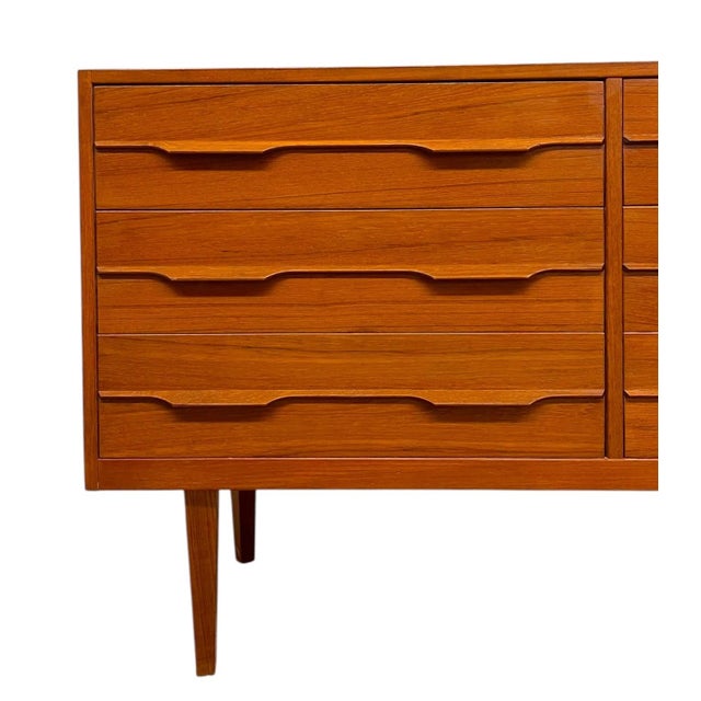 Vintage Mid Century Modern 9 Drawer Long Dresser With Sculpted Drawer Pulls. For Sale - Image 9 of 10