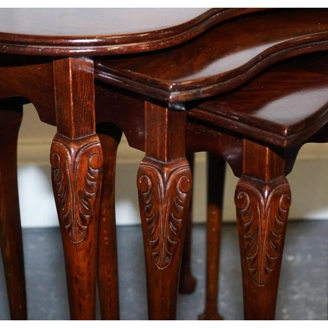 Vintage Kidney Shape Flamed Mahogany Nest of Three Tables with Queen Anne Legs, Set of 3 For Sale - Image 14 of 15