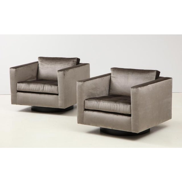 Harvey Probber Pair of Swivel Cube Lounge Chairs by Harvey Probber, Unlabeled For Sale - Image 4 of 6