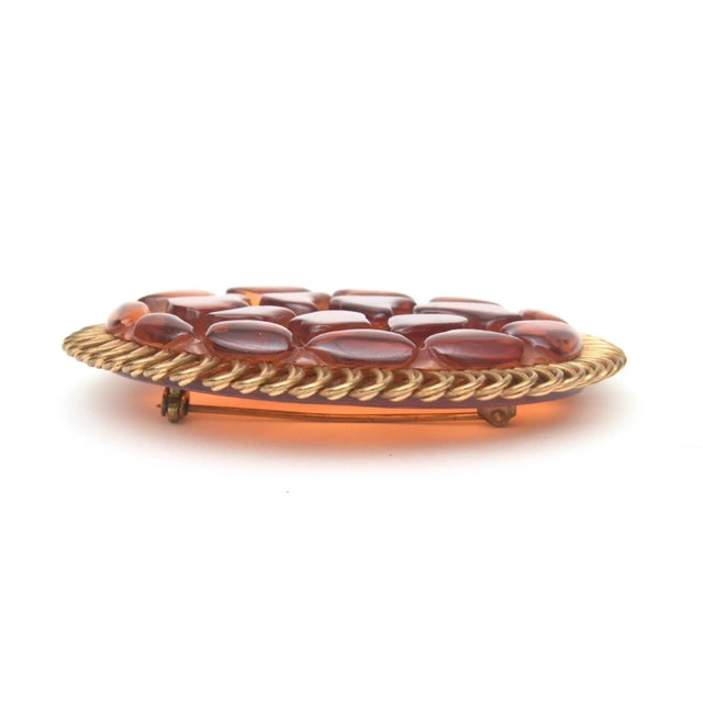 Art Deco Orange Amber Brown Bakelite and Looped Brass Carved Oval Pin Brooch For Sale In Miami - Image 6 of 8