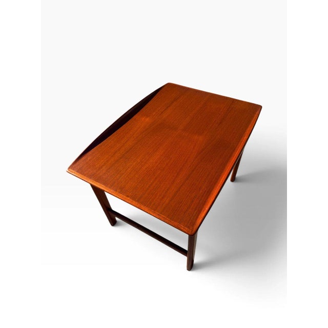 Pair of Folke Ohlsson for Dux Teak Surfboard End Tables | Swedish Mid-Century Modern | Upturned Edges | C. 1960s For Sale - Image 9 of 18