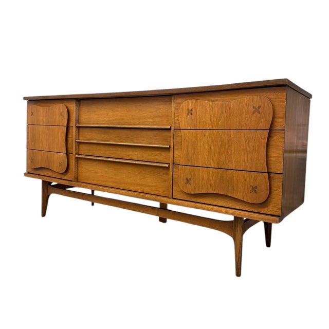 1960s Vintage Bassett Monterey Mid-Century Modern Walnut 5-Drawer and 9-Drawer Dresser Set With Rosewood ‘X’ Inlays by Leo Jiranek Circa 1963 For Sale - Image 5 of 11