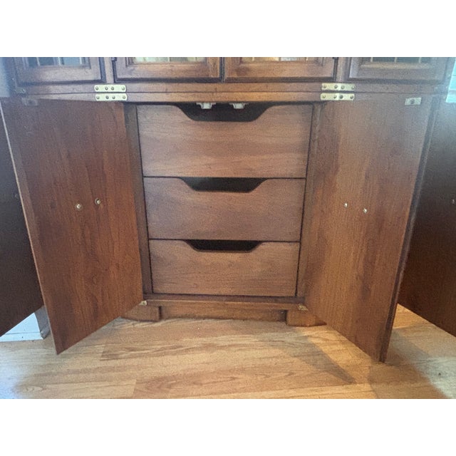 Drexel 1980s Drexel “Oxford Square” China Cabinet – Excellent Condition For Sale - Image 4 of 8