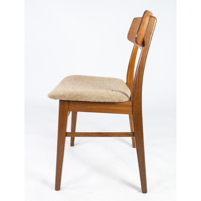 Dining room chair in teak and light fabric of Danish design from the 1960s. The chair is in great vintage condition.