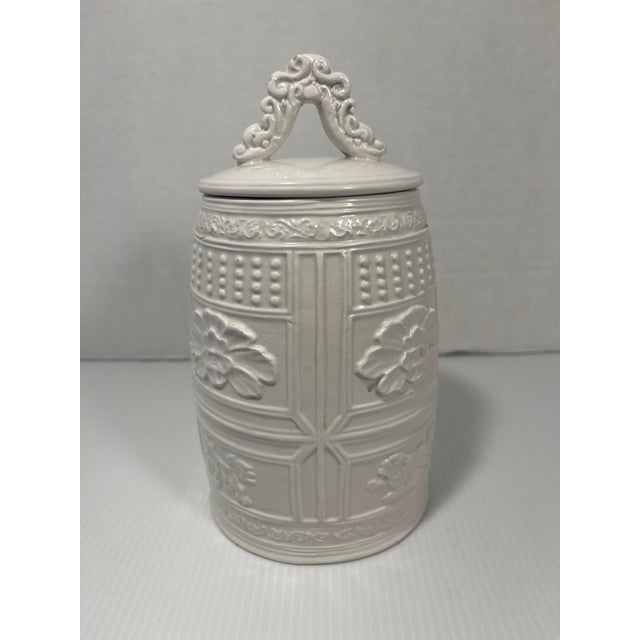 RARE! Vintage White Ceramic Foo Dog Decorated Lidded Jar Made in Italy Aprox. dimensions: 7.5"H x 4" diameter Very good...