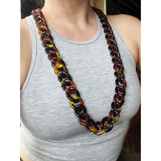 Plastic 1970s Vintage Mid Century Modern Oversized Lucite Brown Resin Faux Tortoiseshell Chunky Chain Necklace For Sale - Image 7 of 7