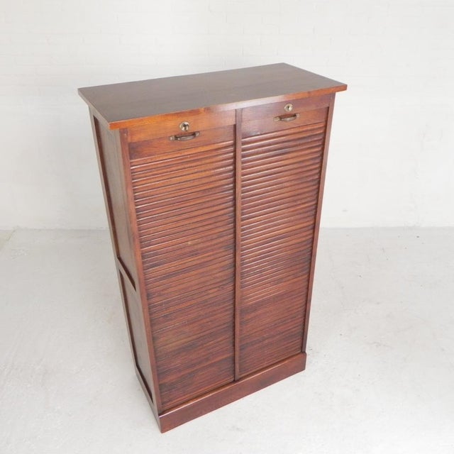 If you want to store your collection neatly, this cabinet is ideal. Leafs can be inserted at different heights on the...