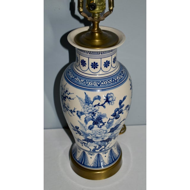 Vtg. Blue & White Porcelain Floral Design Table Lamp W/Brass Base For Sale In Philadelphia - Image 6 of 13