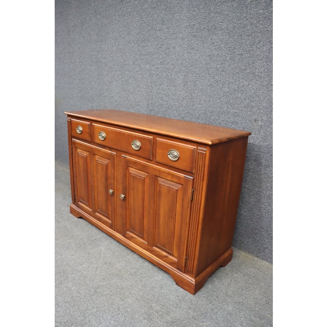 1990s Nichols & Stone Cherry Breakfront Server / Display Cabinet For Sale - Image 5 of 17