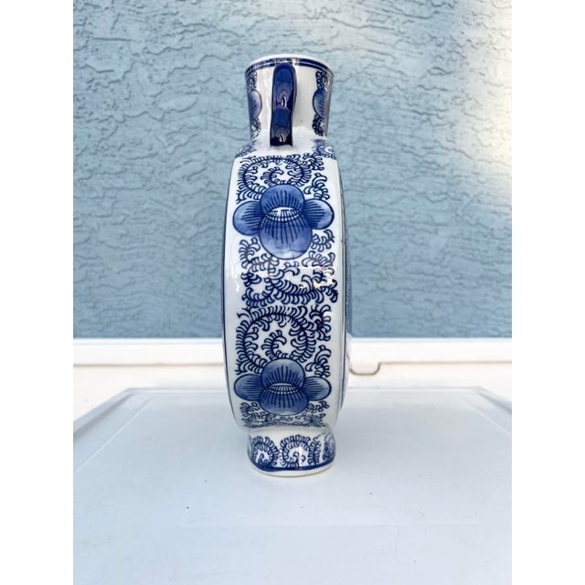 Ceramic Late 20th Century Pair of Asian Flat Urns With Two Handles in Blue & White- 2 For Sale - Image 7 of 8
