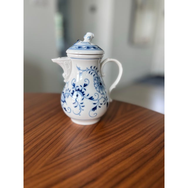 This sweet little pot is in excellent vintage condition. In the Meissen Blue Onion pattern, it is topped with a rosebud...