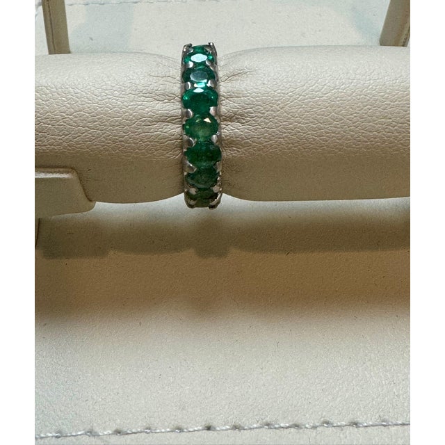 20 Pointer Each 4 Carat Emerald Anniversary Eternity Band / Ring Platinum For Sale In New York - Image 6 of 18