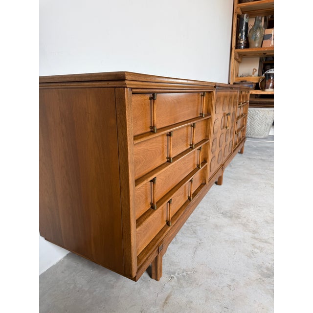 Long Mid Century Modern Thomasville Tamerlane Walnut Bar Credenza Sideboard Cabinet For Sale - Image 16 of 18