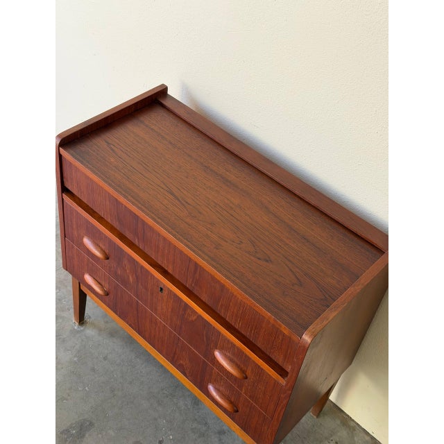 1960s Mid Century Danish Teak Vanity Desk With Mirror – Scandinavian Dressing Table 1960s For Sale - Image 5 of 9