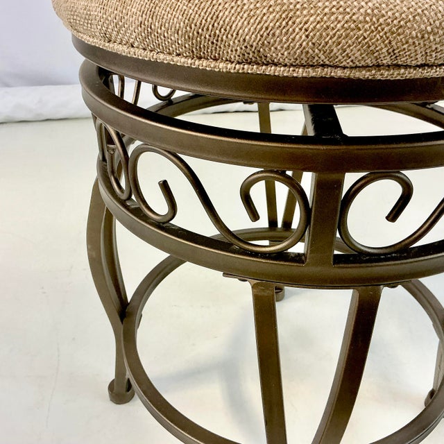 1990s Vintage Boho Chic Traditional Swivel Counter Stool With Linen Tweed Cushion For Sale - Image 10 of 17