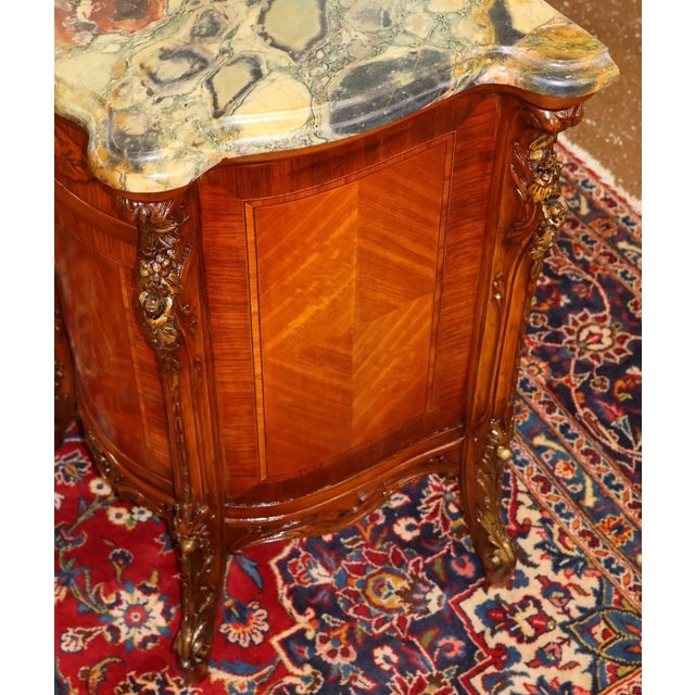 Pair of French Louis XV Style Marble Top Kingwood Inlaid End Table Nightstands For Sale In New York - Image 6 of 18