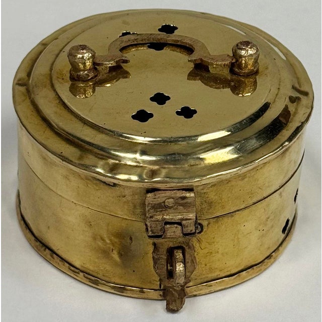 This little cricket box is the perfect addition to your home! It's the best circular box to trap crickets! ;)