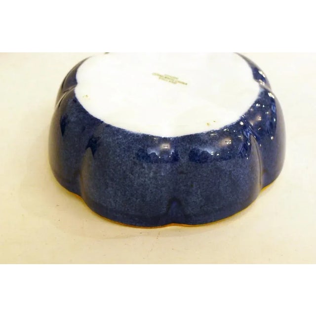 Jewelry / candy box, round polylobé / serrated flower format, cover covering a lake landscape In speckled blue covered...