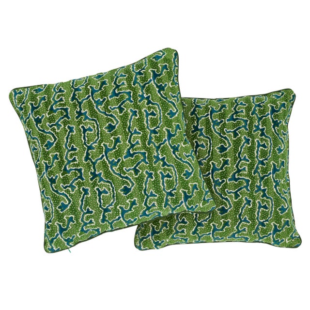 Contemporary Contemporary Schumacher X Timothy Corrigan Corail Velvet Pillow in Emerald For Sale - Image 3 of 5