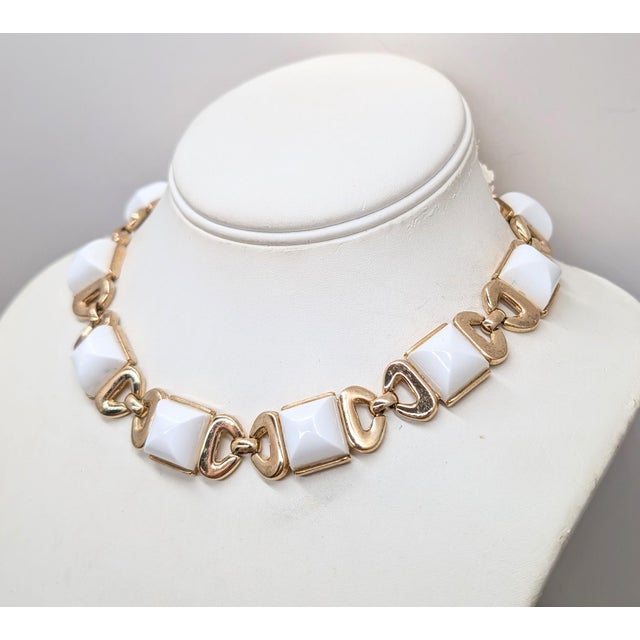Trifari Vintage 1955-6 Signed Crown Trifari "Kashmir" White Sugarloaf Cabochon Rhinestones Collar Necklace For Sale - Image 4 of 9