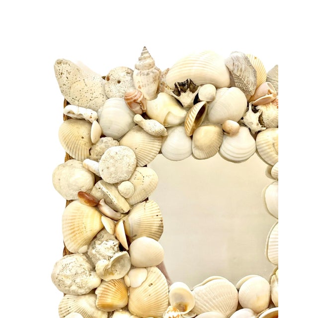 1960s Vintage Coastal Shell-Encrusted Mirror With Raffia Frame – Grotto Style Petite Wall Mirror For Sale - Image 5 of 9