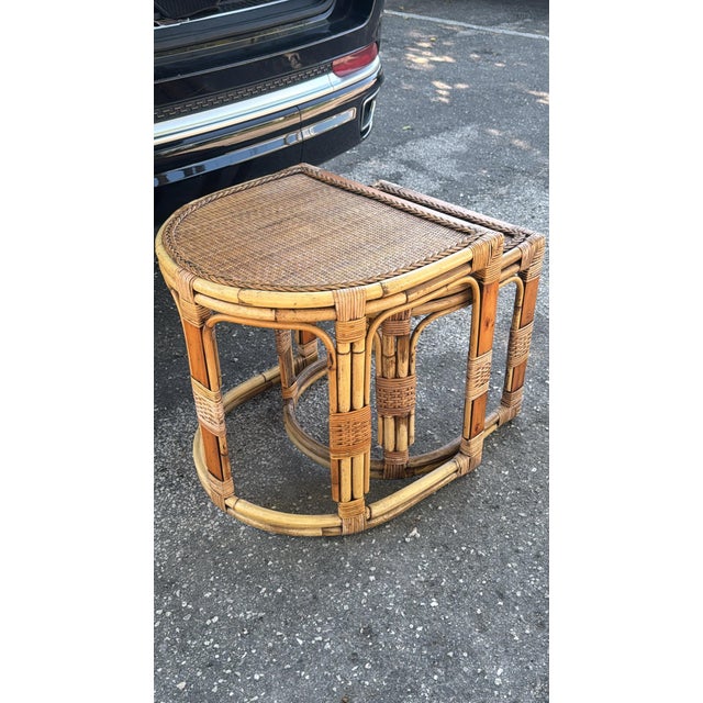English Vintage Bamboo & Wicker Nesting Side Tables – Set of 2 For Sale - Image 3 of 4
