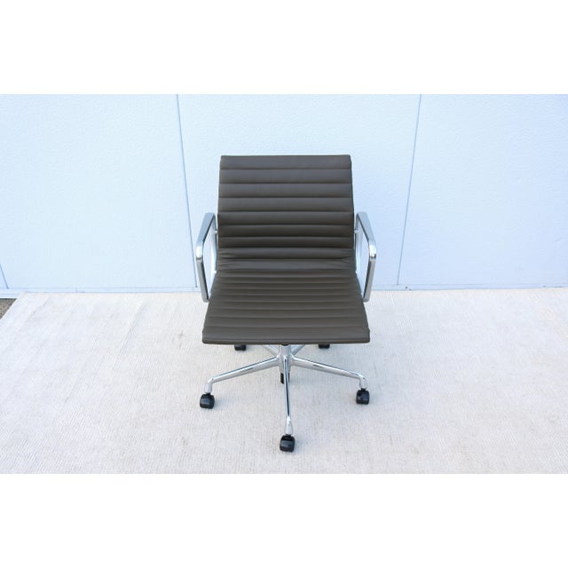 Herman Miller MCM Herman Miller Eames Aluminum Group Management Chair in Hunter Brown Leather For Sale - Image 4 of 12