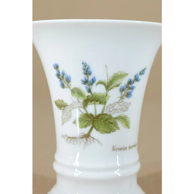 The diameter to the top measures 7 cm and 4,5 cm at the base. This piece has an attribution mark, I am sure that it is...