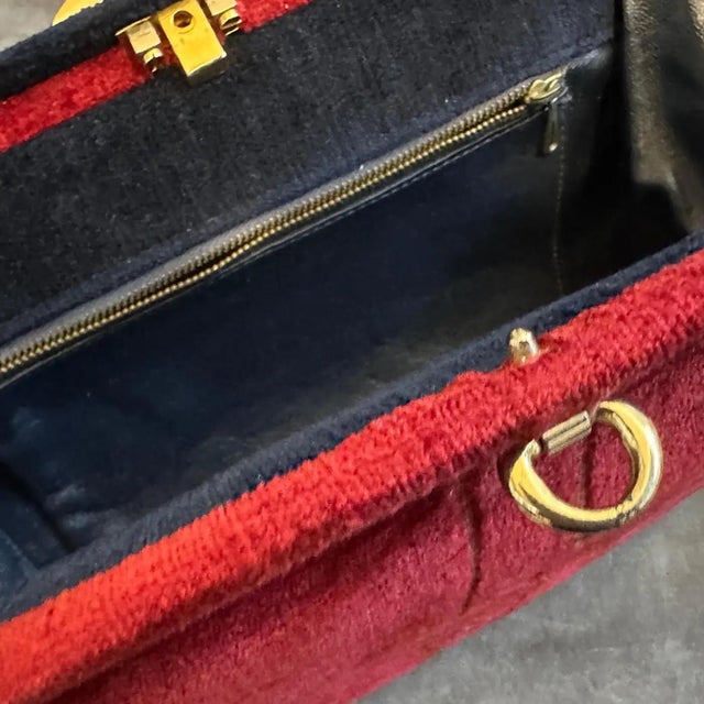 Metal 1970s Amazing Blue and Red Velvet and Brass Italian Shoulder Bag For Sale - Image 7 of 16