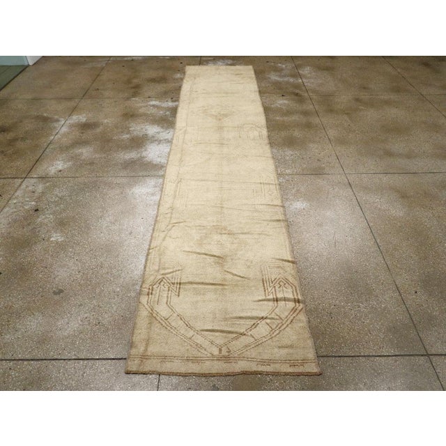 Galerie Shabab Collection Mid-20th Century Turkish Anatolian Runner For Sale - Image 4 of 10