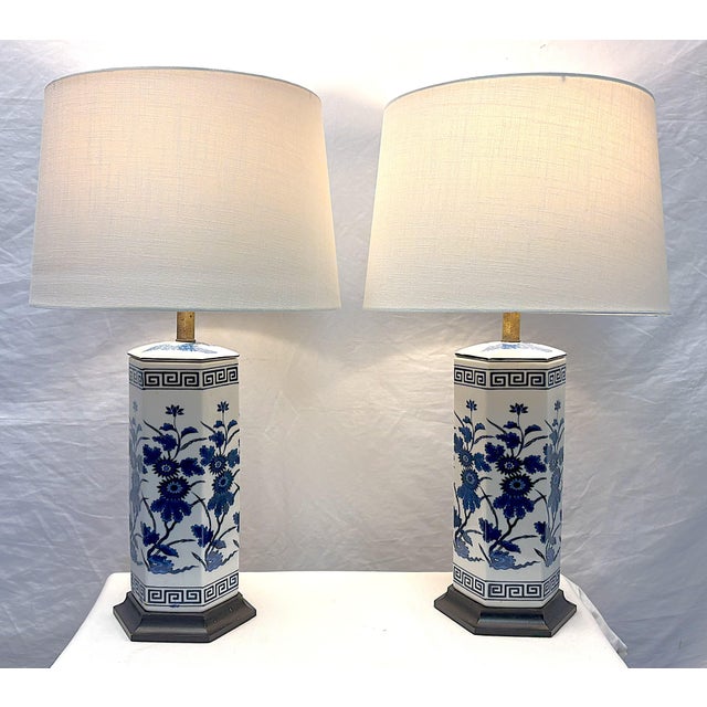 Attractive pair of ceramic table lamps from the late 20th century. They are made of white ceramic in a hexagon shape and...