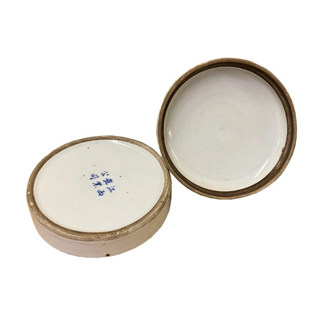 Chinoiserie Chinese Blue White Porcelain Graphic Accent Round Box Display For Sale - Image 3 of 5